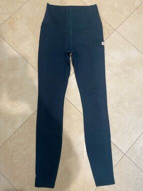 Vuori Halo Essential Leggings with Front Zip in Green